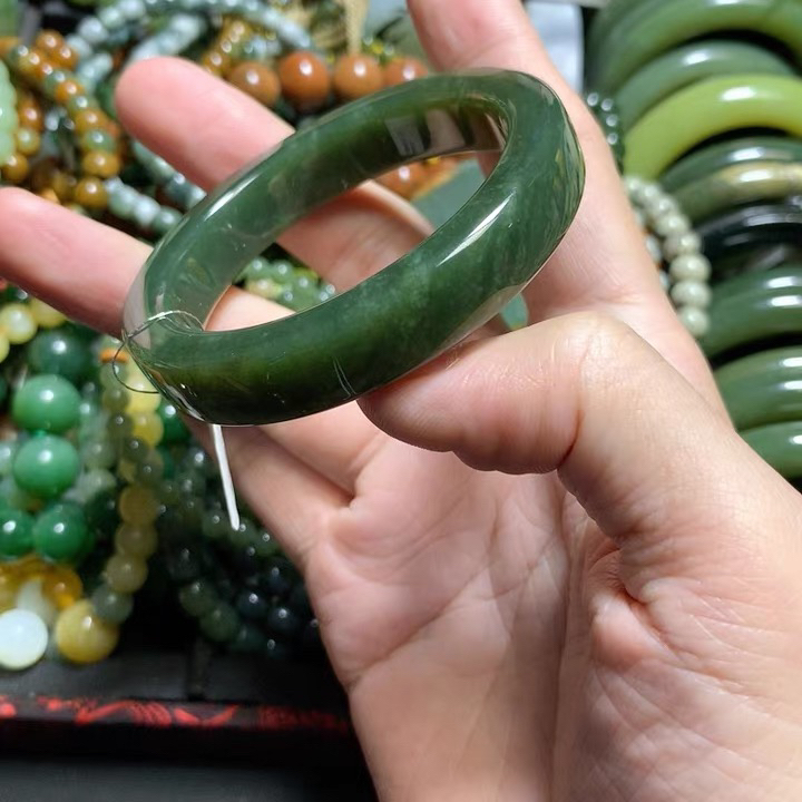 和田玉河磨玉析木绿52.6口径韩版方镯子