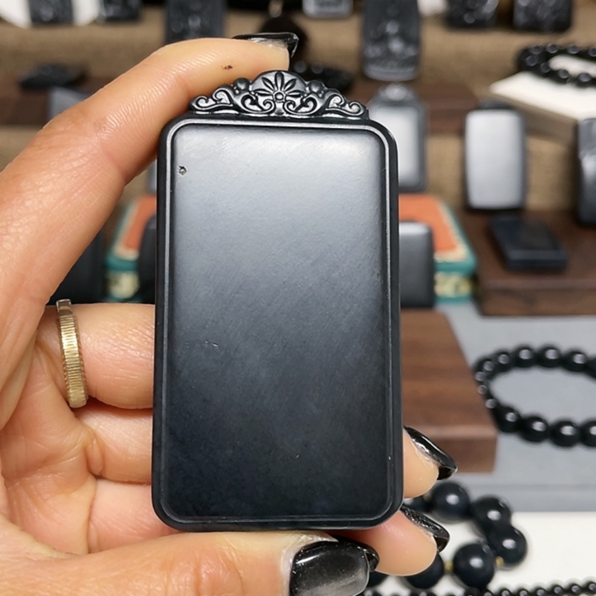 【闪购商品】和田玉（墨玉）吊坠(不含链)未镶嵌羊脂级毛孔85克