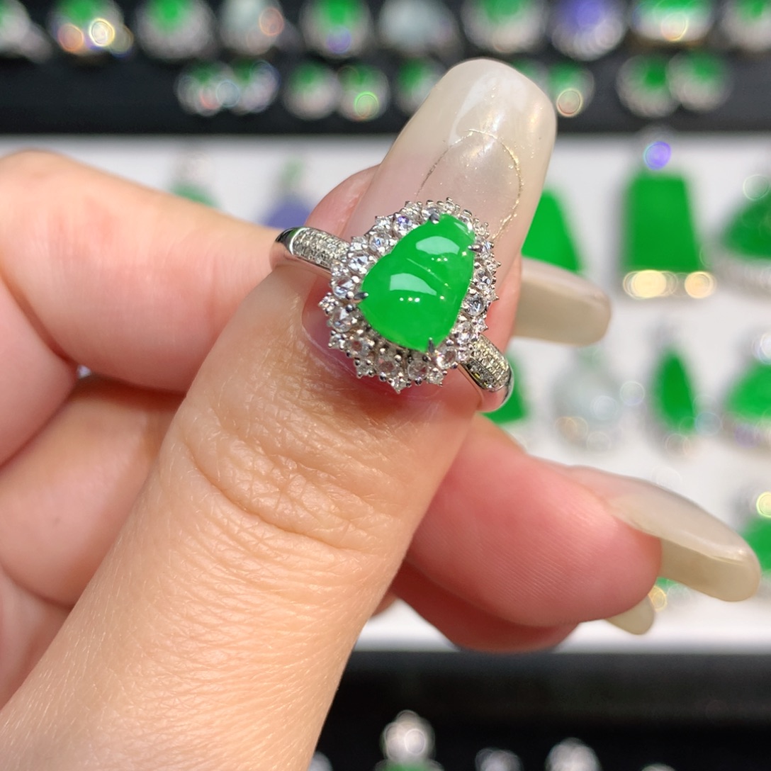 翡翠18K金镶嵌戒指