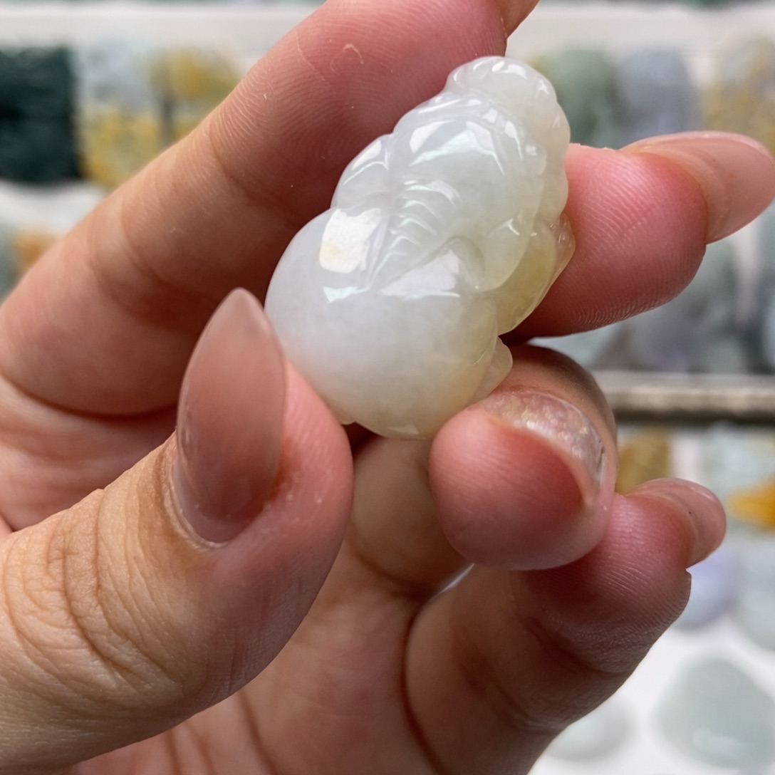 翡翠未镶嵌吊坠(赠链)