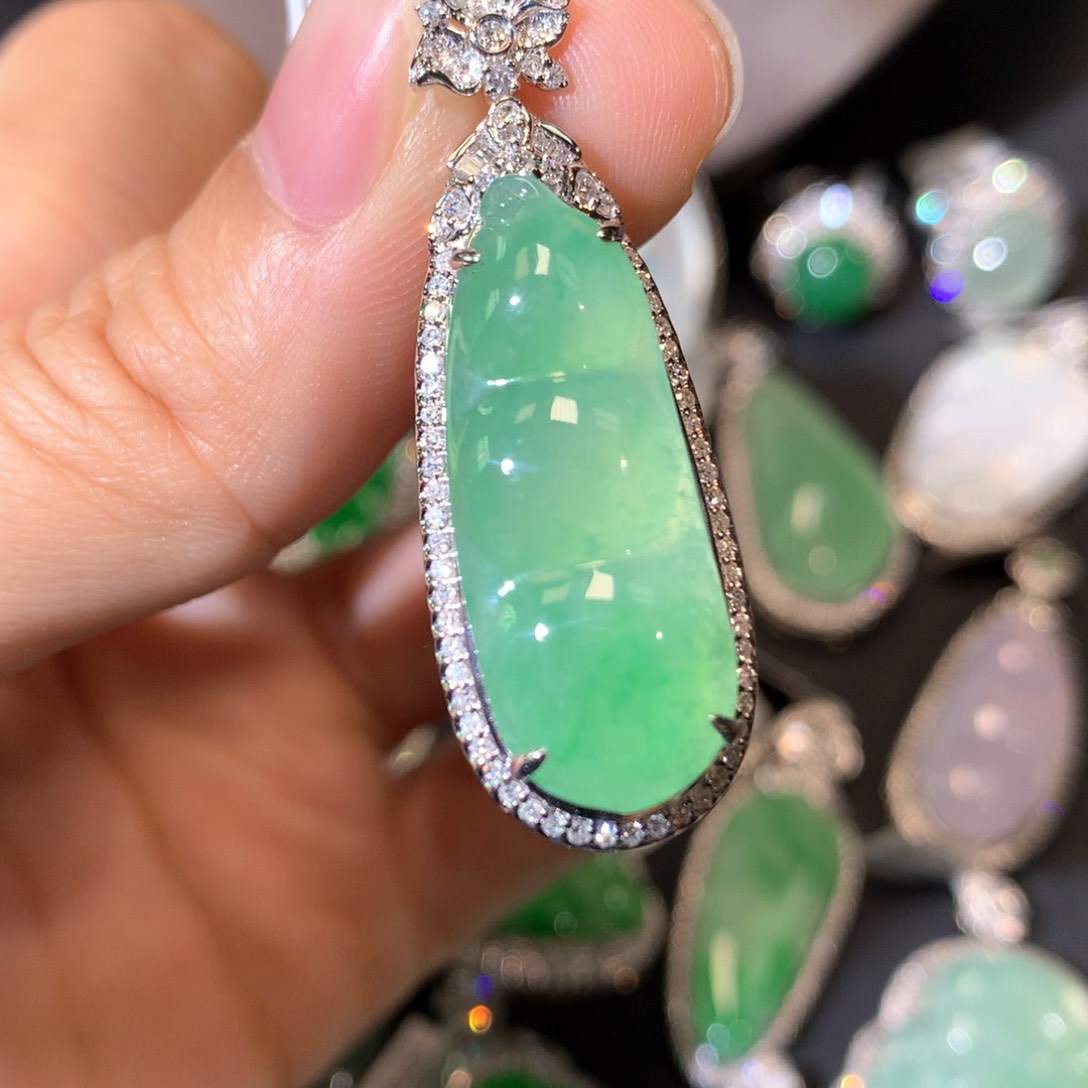 翡翠颈饰18K金镶嵌木纳绿豆子