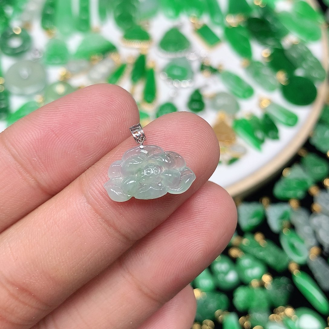 翡翠颈饰18K金镶嵌小巧精美冰种莲花