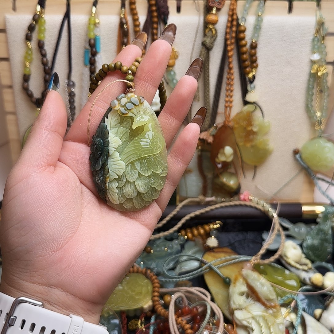 是***呀蛇纹石玉合金颈饰