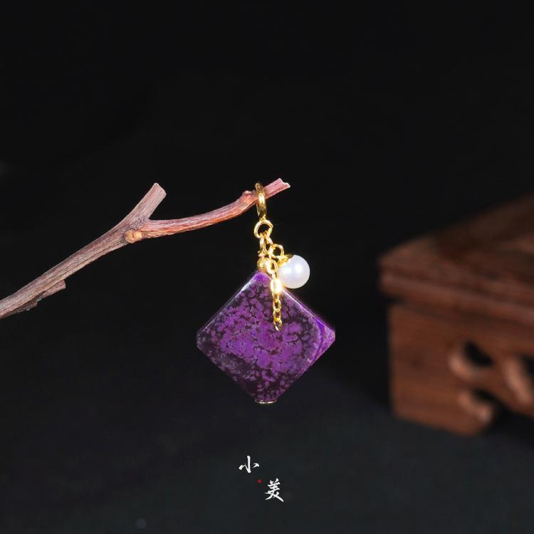 18K金舒俱来珍珠方牌流苏吊坠（多样性发）G8621