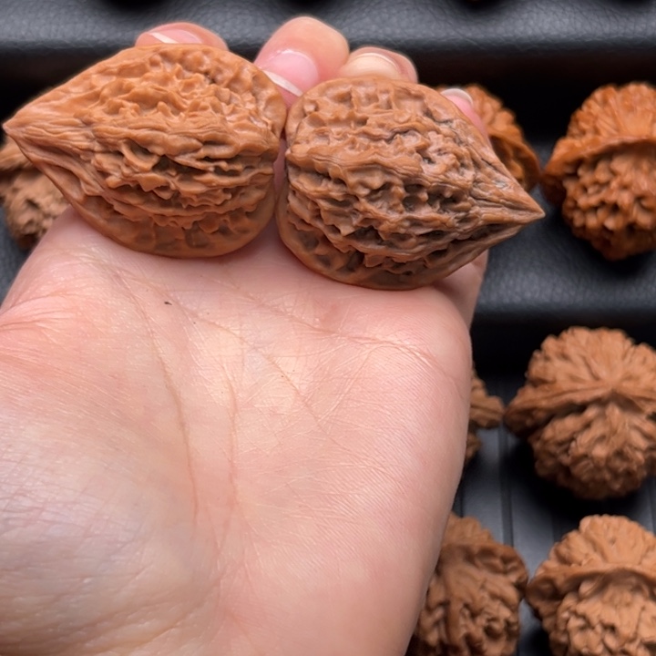 文玩核桃吊坠鸡心