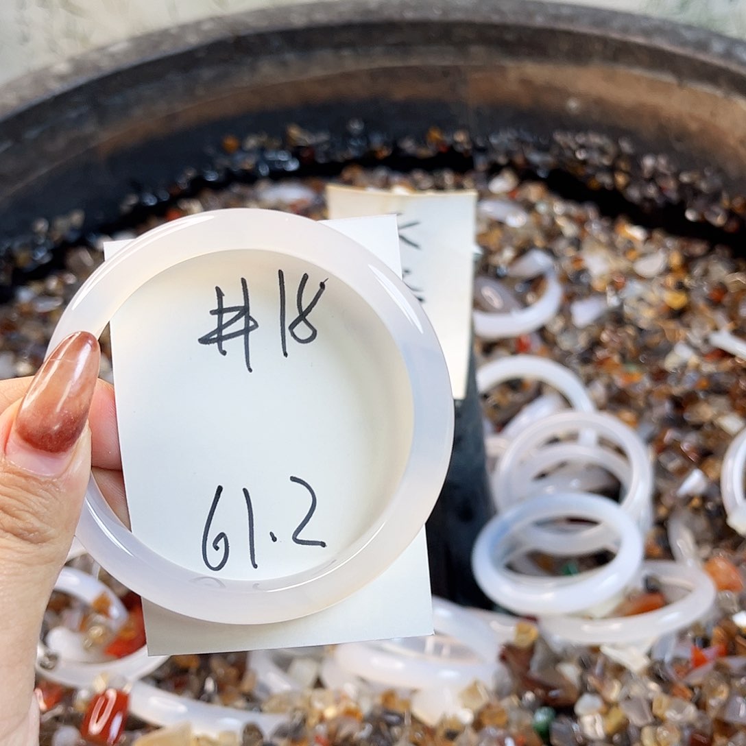 玛瑙/玉髓手镯未镶嵌18