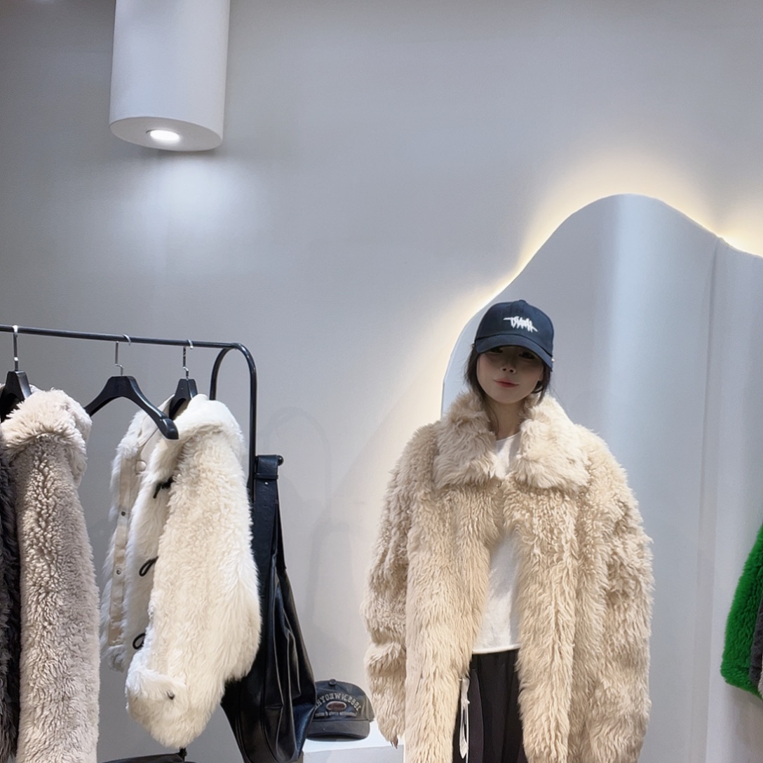 真皮皮毛一体外套222-3242。125斤内