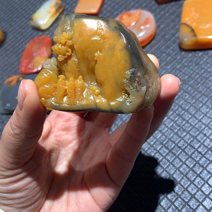 石英质玉（黄龙玉）未镶嵌颈饰