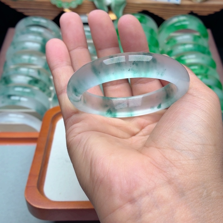 有***好石英质玉未镶嵌手镯