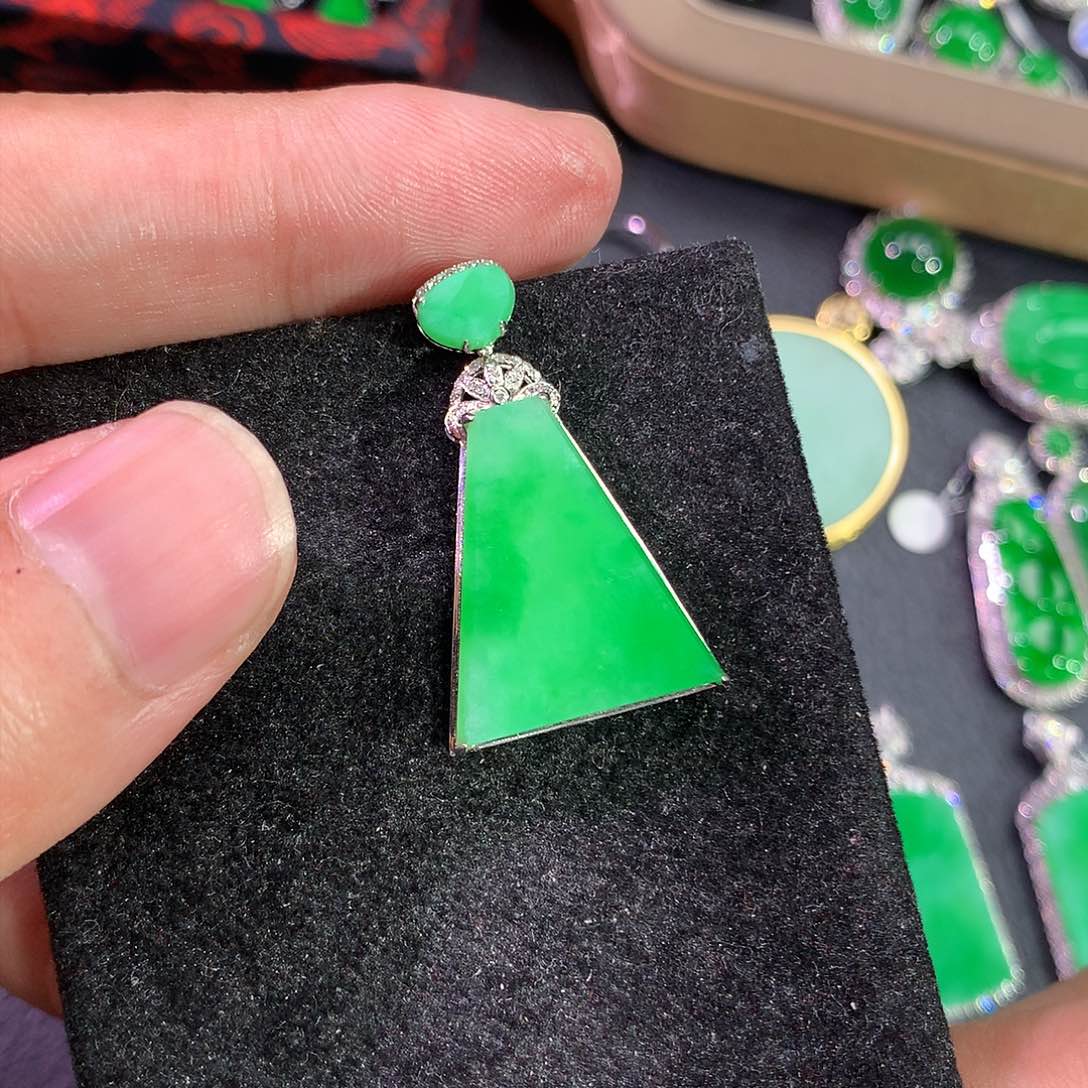 翡翠吊坠(赠链)18K金镶嵌