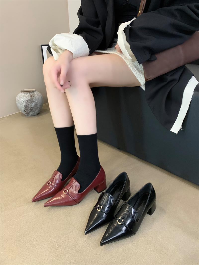 2023秋冬新款金属扣尖头粗跟中跟单鞋中口高跟舒适小皮鞋女鞋子