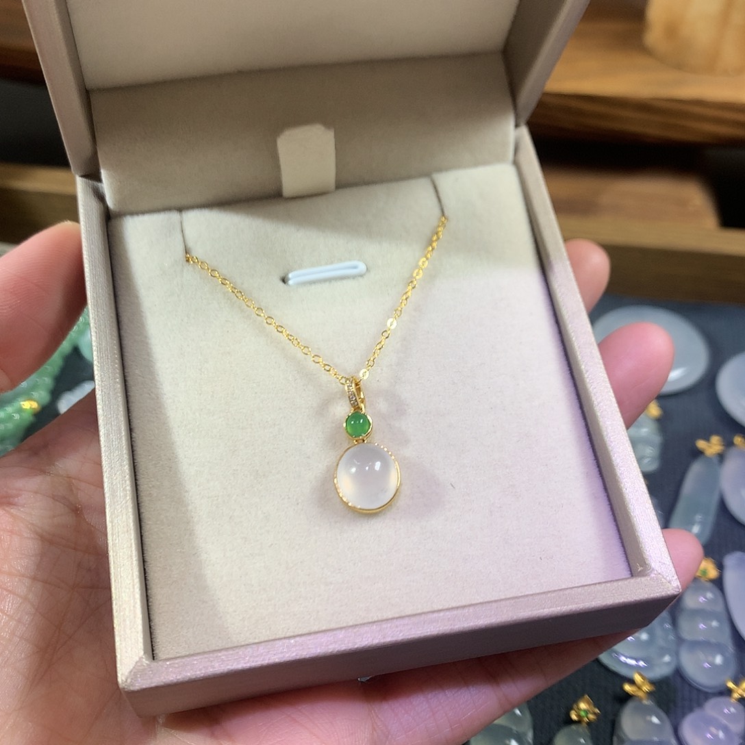 翡翠18K金镶嵌颈饰