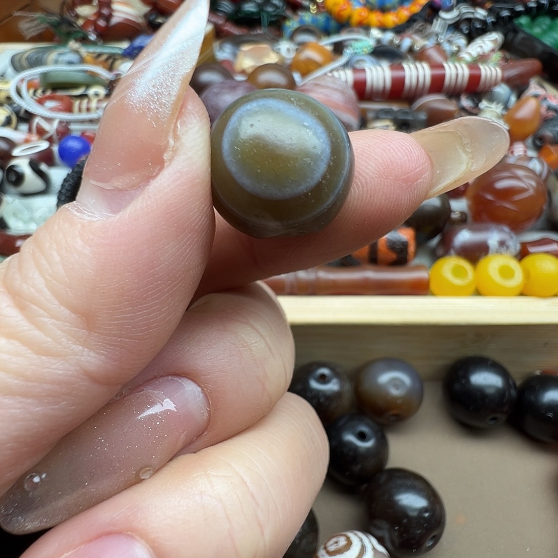 梁***星玛瑙/玉髓未镶嵌珠宝半成品