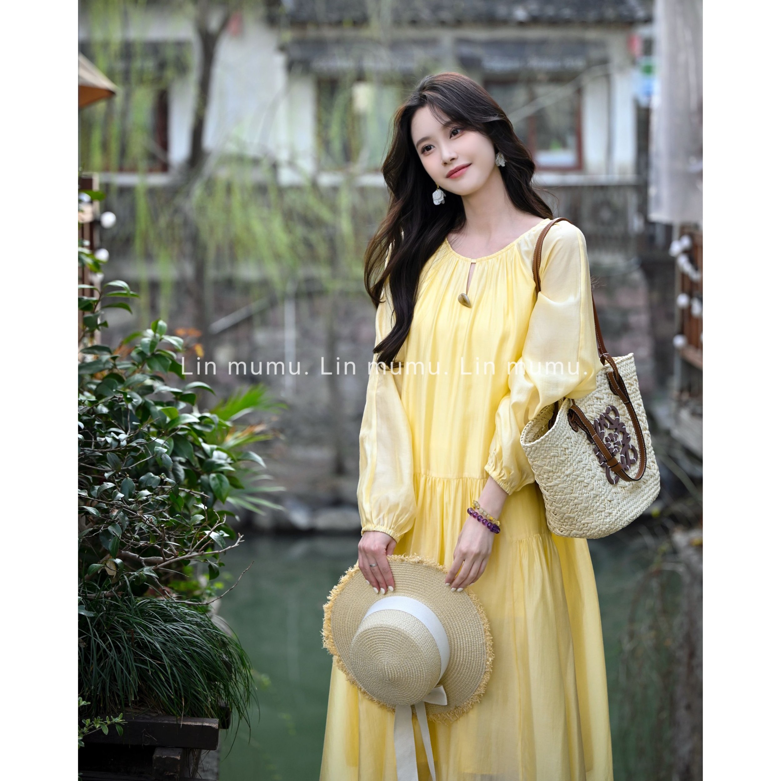 嫩黄色春夏法式长袖连衣裙气质度假风