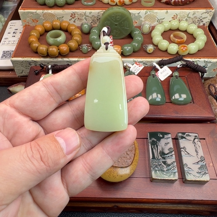 棠***棠岫岩老玉（透闪石质玉）未镶嵌颈饰