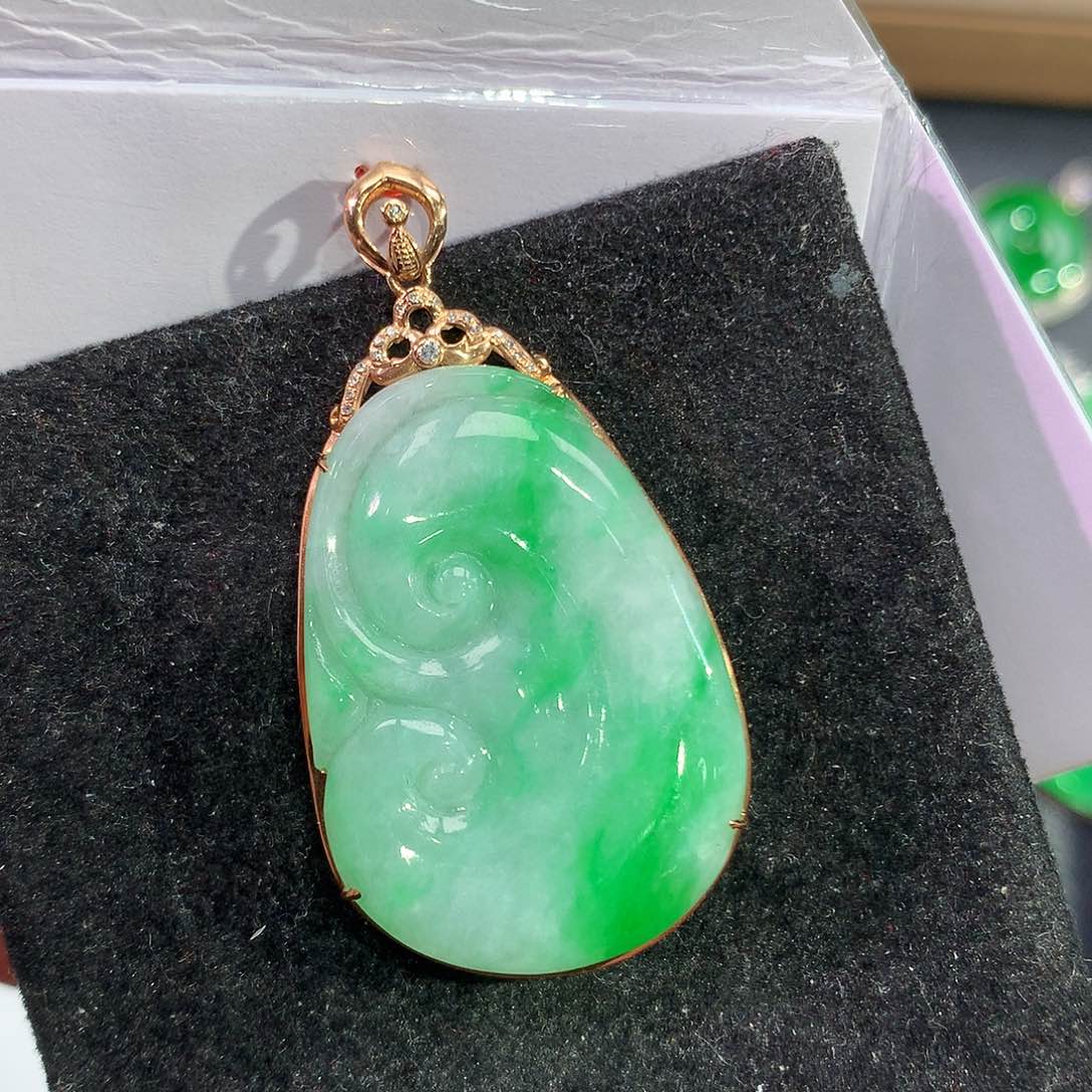 翡翠吊坠(赠链)18K金镶嵌