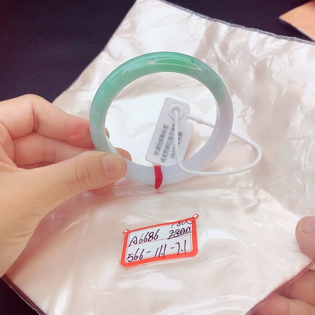 翡翠手镯未镶嵌翡翠