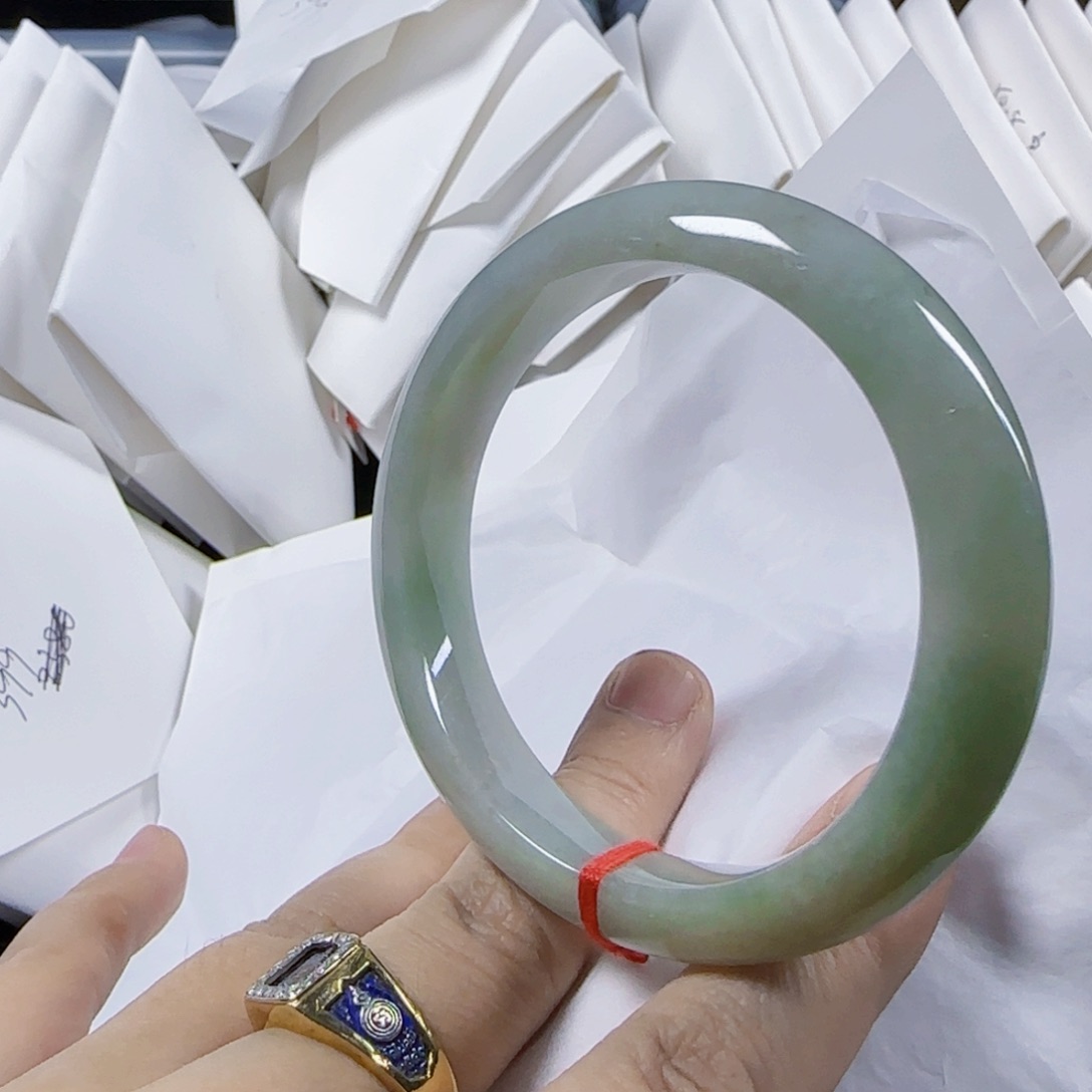 翡翠手镯未镶嵌花****？