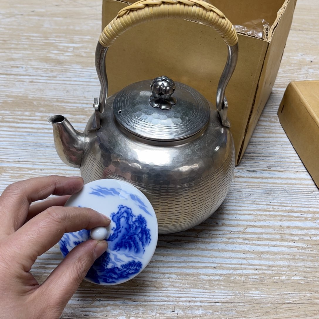 瓷片密密麻麻地排列着一个