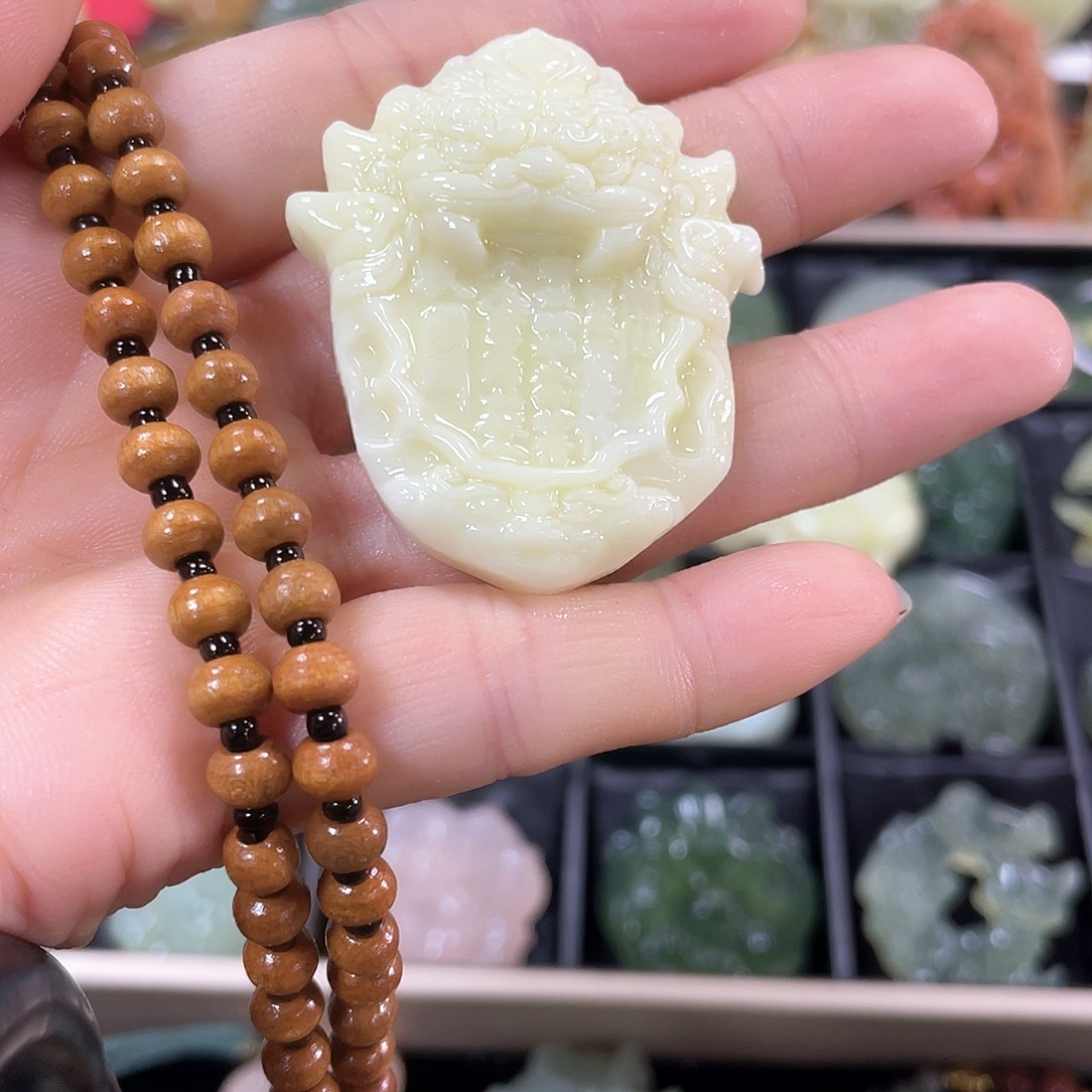 石英质玉颈饰合金