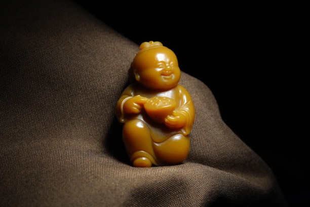 【童子】缅甸黄玉童趣系列抱莲童子，尺寸22/34/18mm，重量：15.37g
