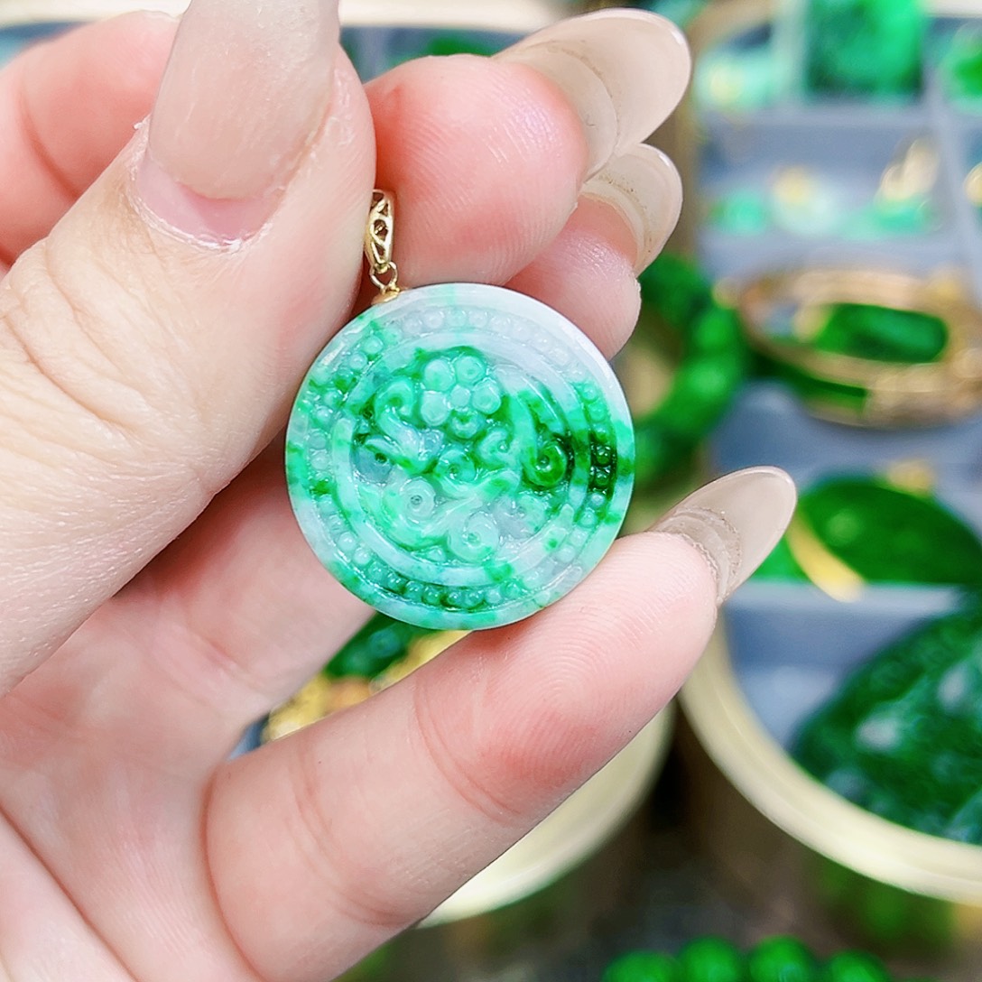 翡翠颈饰18K金镶嵌吊坠