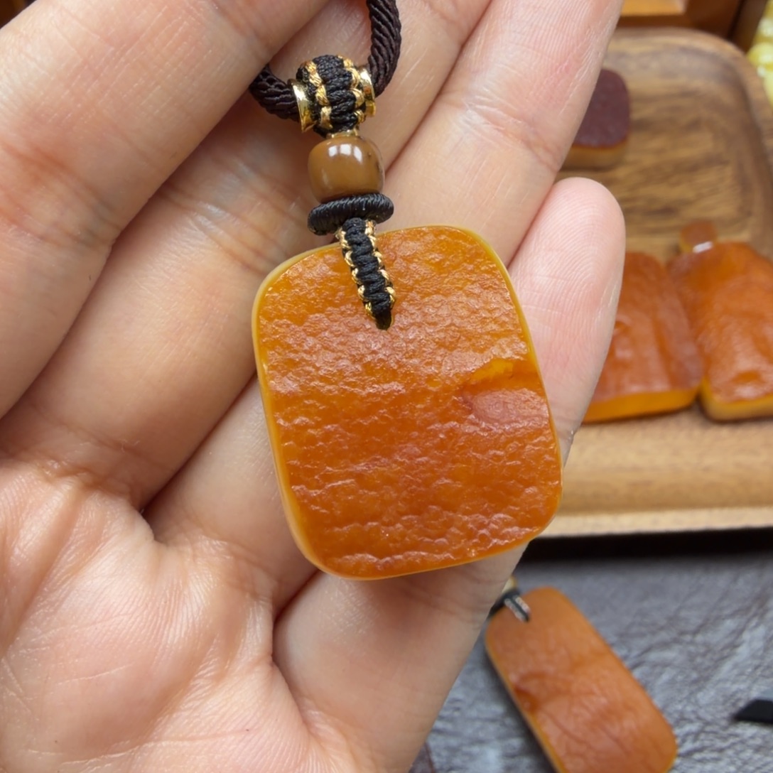 琥珀未镶嵌吊坠(赠链)