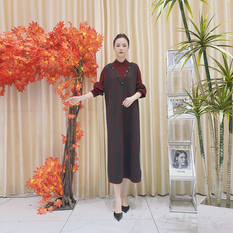 A055字母扣烟灰红色设计款气质秋冬轻奢针织连衣裙时尚复古