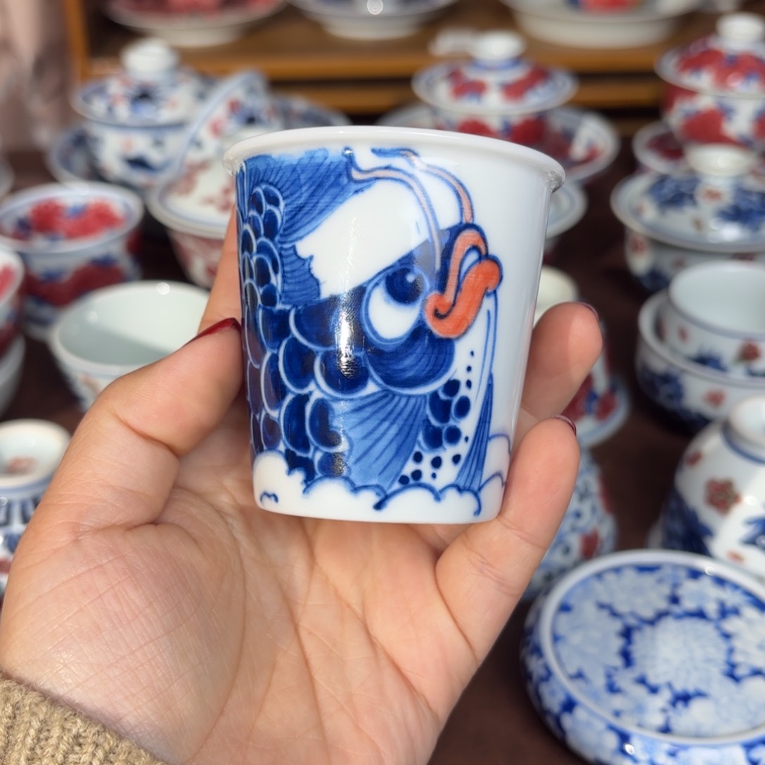 青花手绘鱼化龙可乐杯