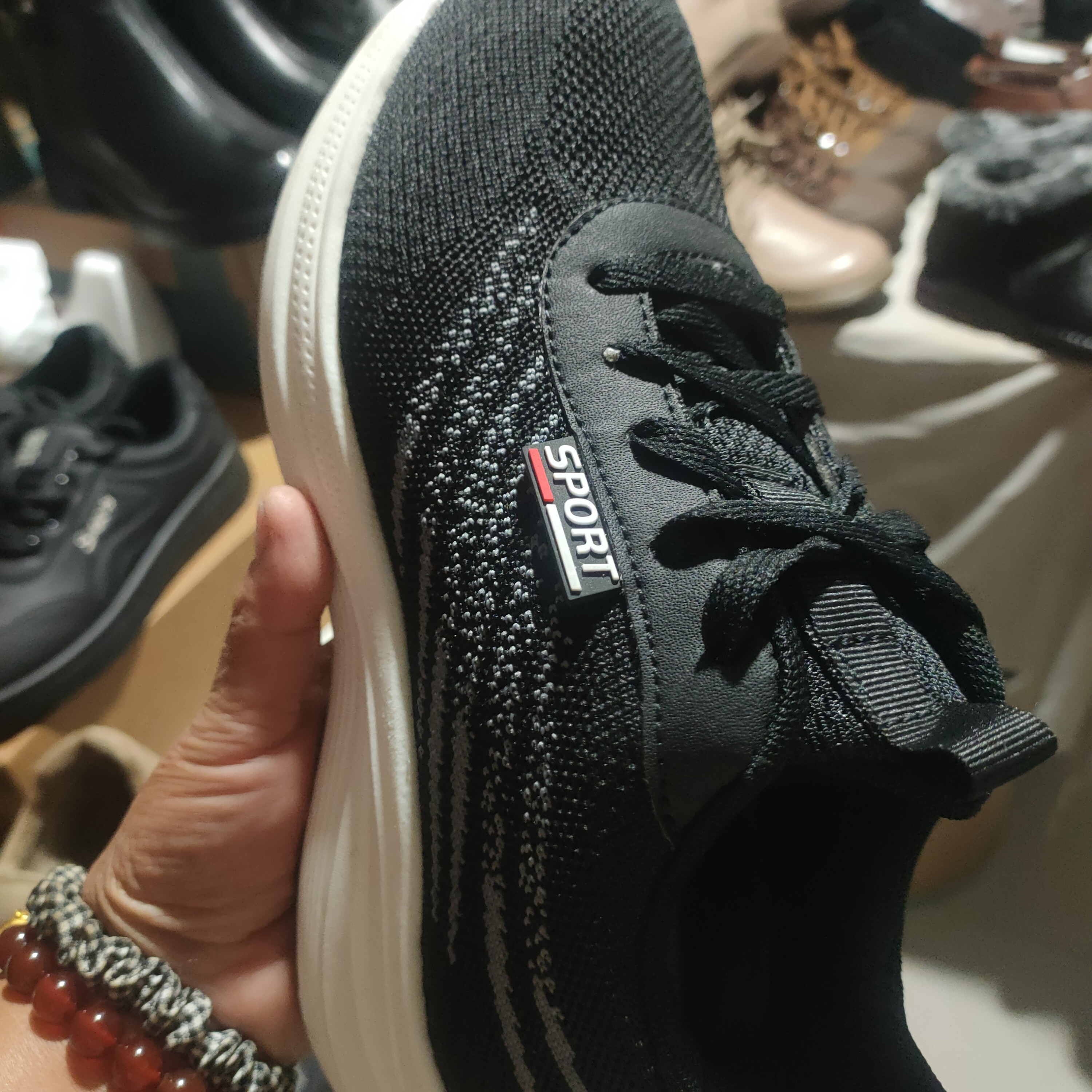 女式黑色飞织旅游鞋高弹实心时尚户外透气