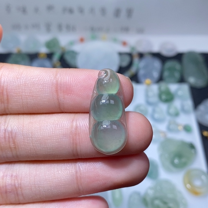 翡翠未镶嵌颈饰冰绿福豆