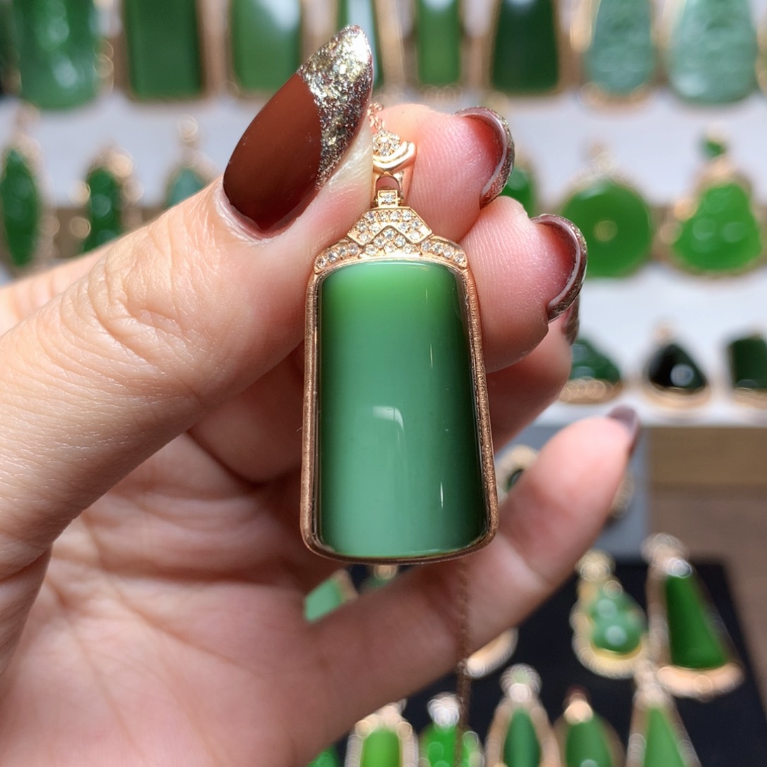 和田玉（碧玉）吊坠18K金镶嵌