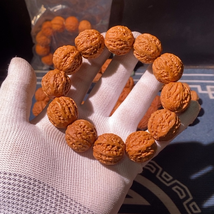 文玩核桃手串……30