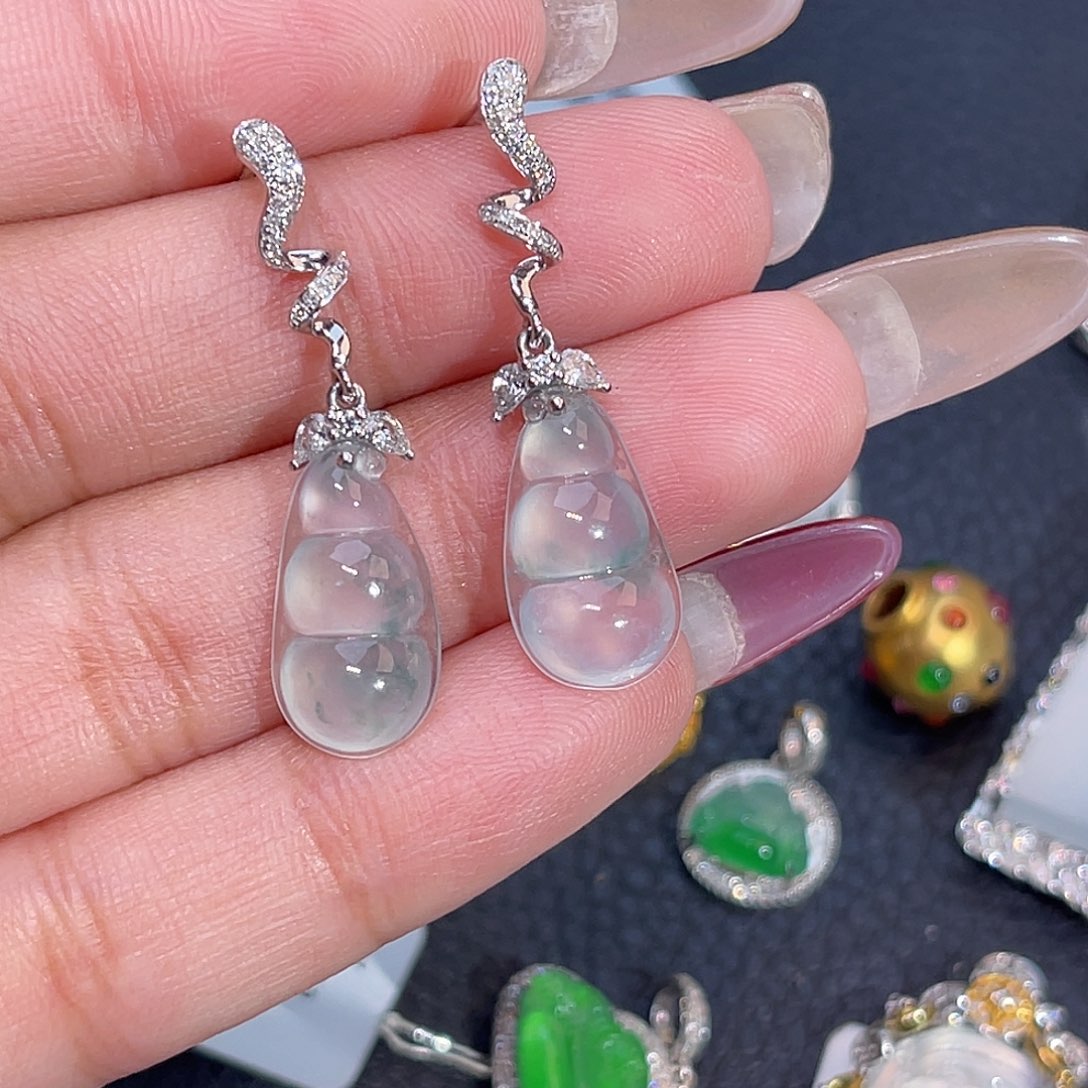 18K金镶嵌翡翠耳饰豆子