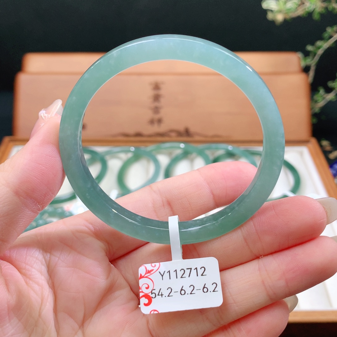 翡翠手镯未镶嵌天然