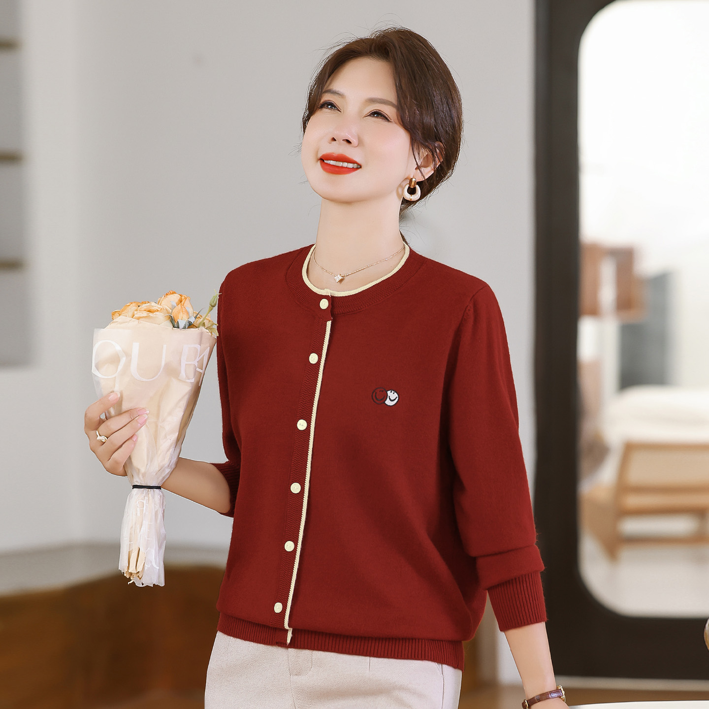 圆领纽扣撞色针织衫长袖女装春秋2026新款时尚高档休闲妈妈装毛衣