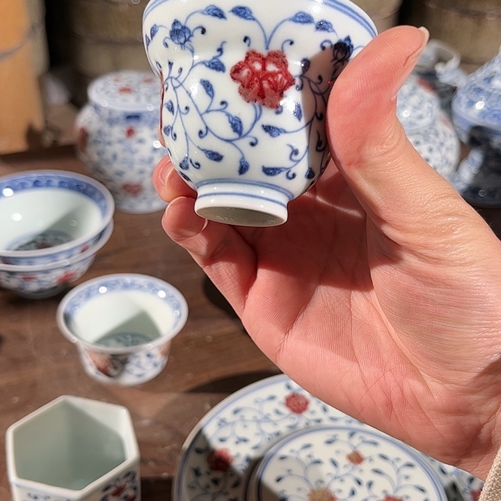 瓷片君****同釉里红缠枝莲葫芦杯