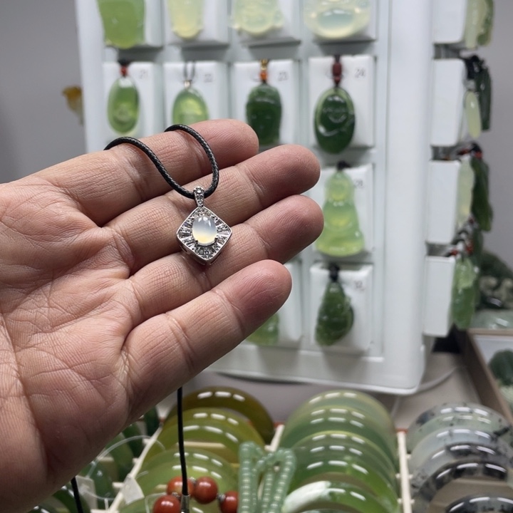 蛇纹石玉合金颈饰