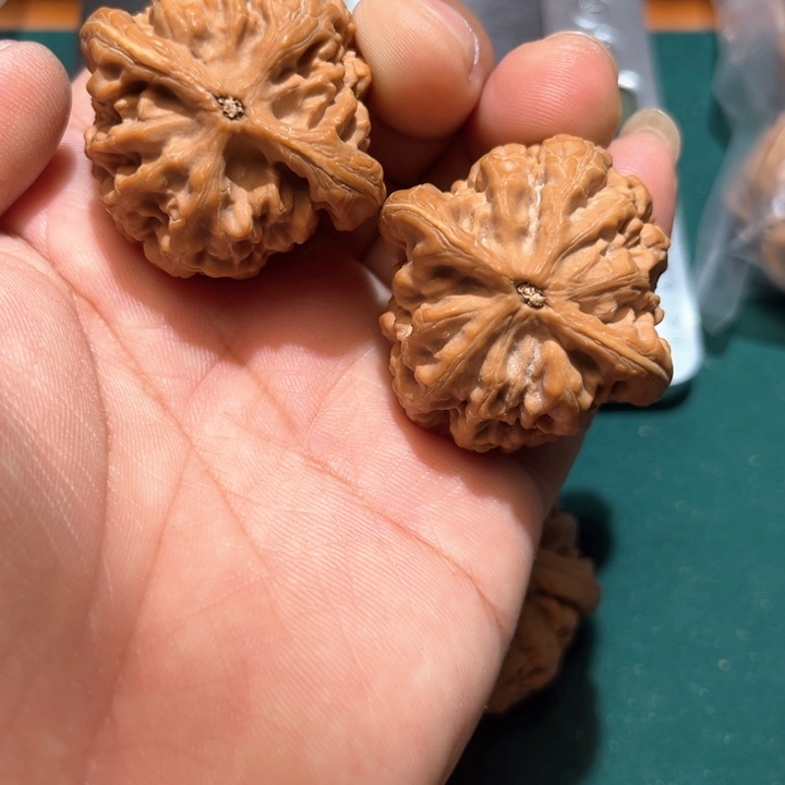 文玩核桃把件b****6文玩核桃手把件红锦鲤