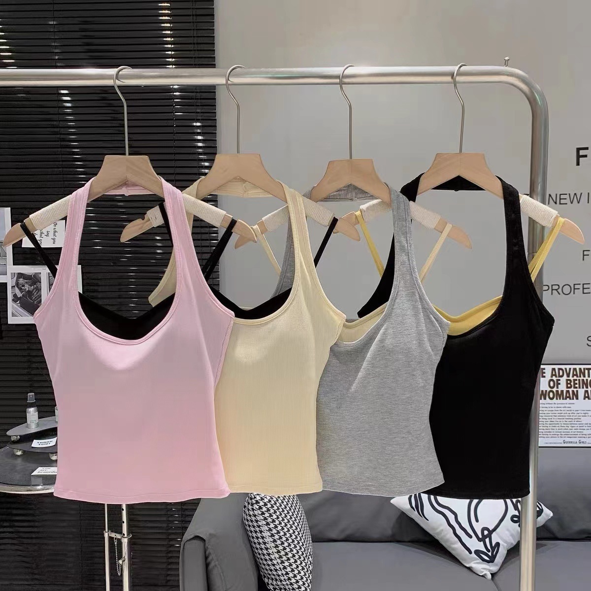 春季韩版甜酷辣妹纯欲风撞色假两件设计感挂脖多巴胺吊带显瘦