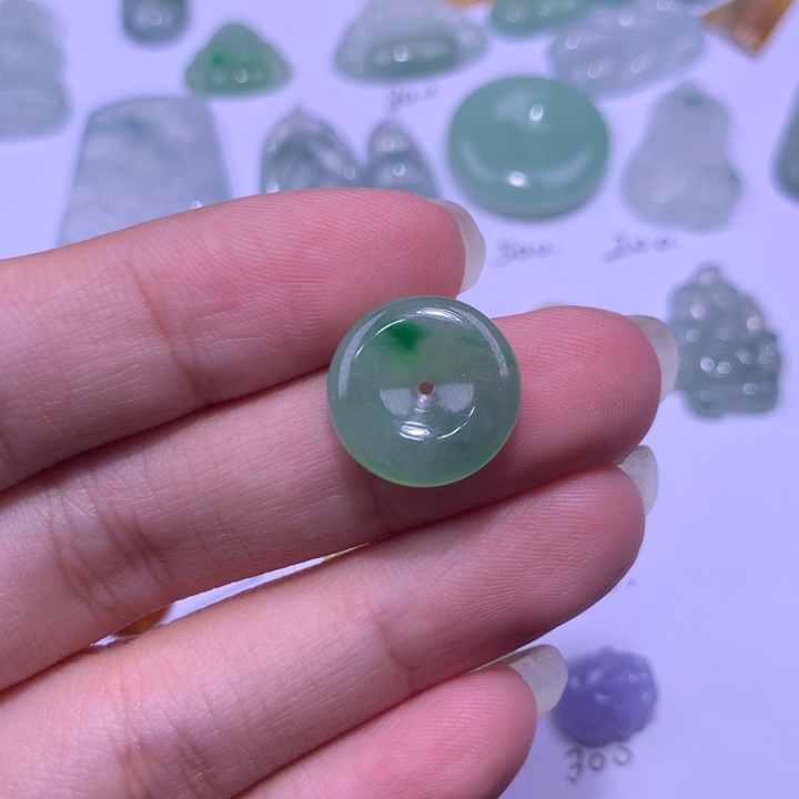 翡翠未镶嵌颈饰扣