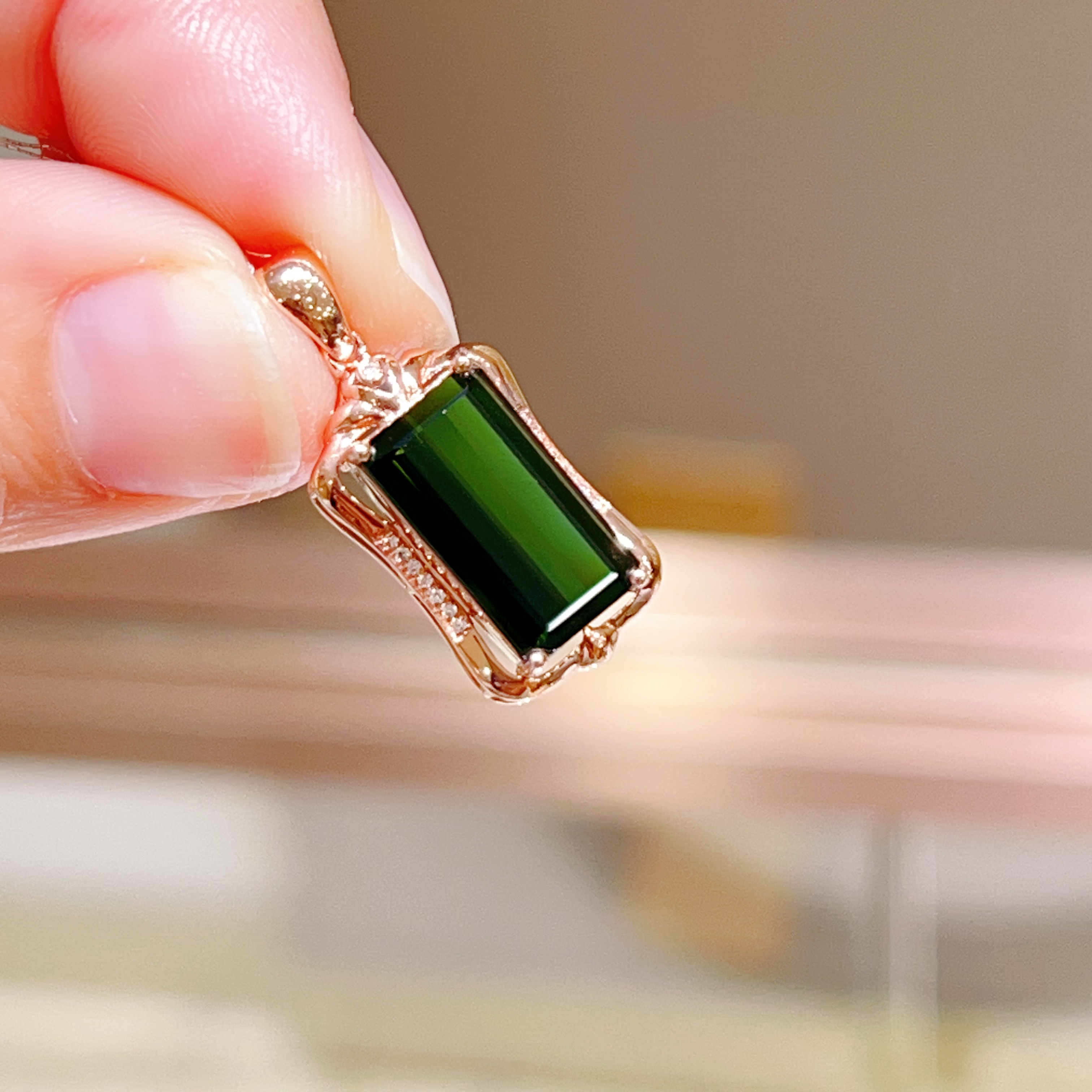 4.26ct 18k玫瑰金镶嵌碧玺吊坠 墨绿