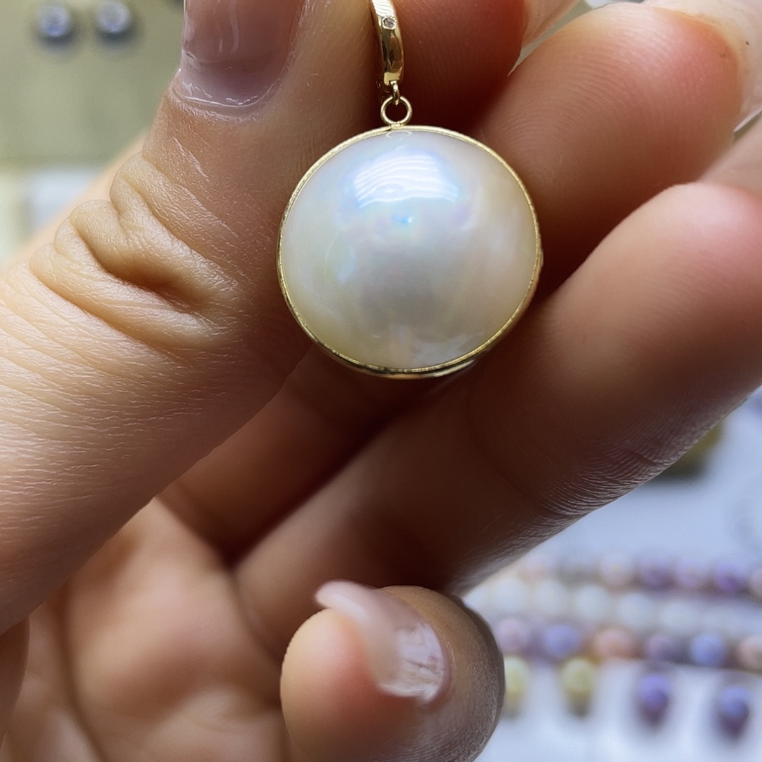 18K金镶嵌拼合珍珠（马贝珠）颈饰