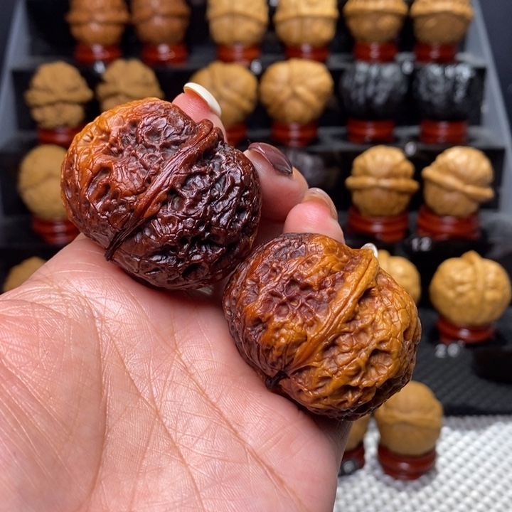 文玩核桃把件七彩元宝…………66