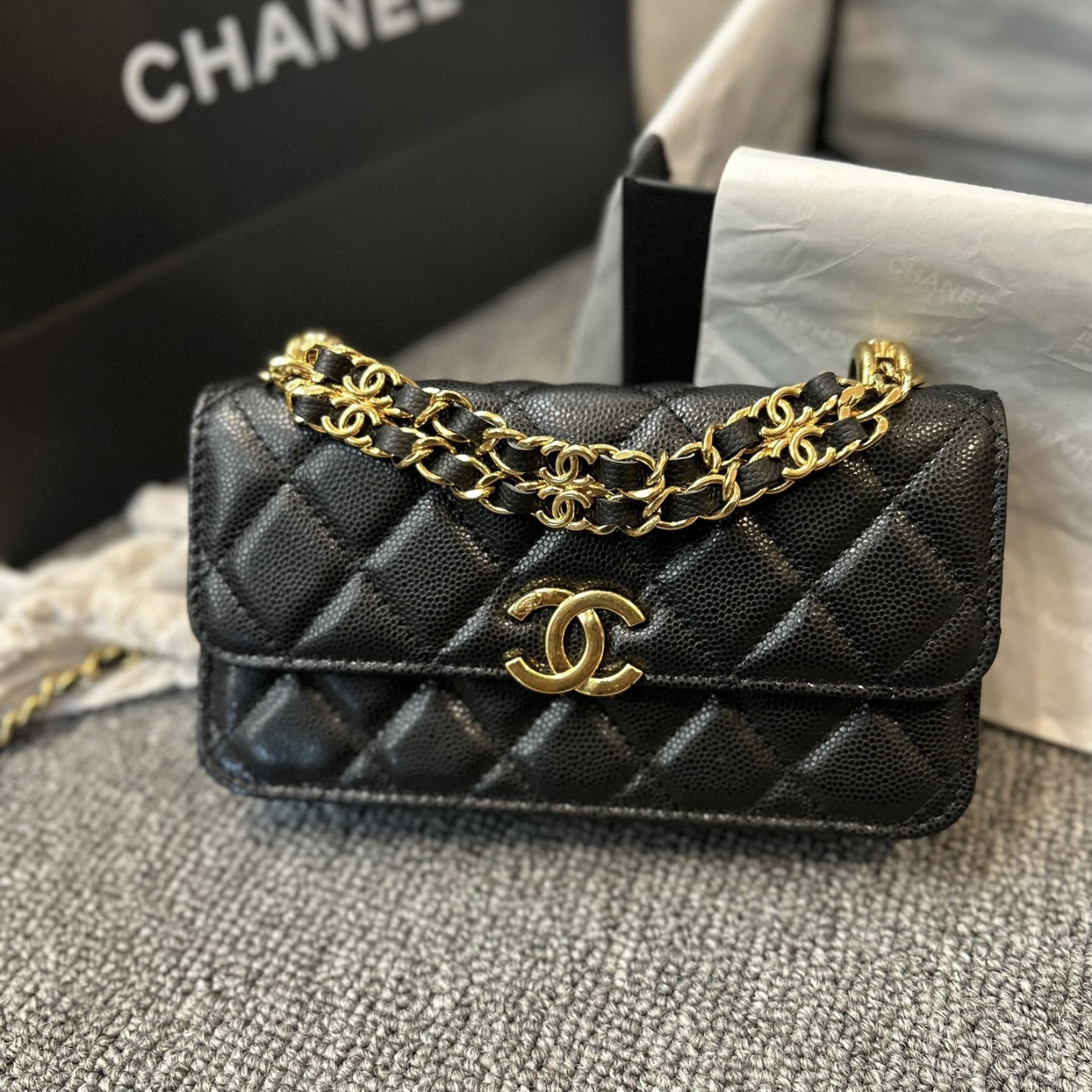 99新 Chanel/香奈儿 黑金皮穿链woc单肩包/DT134