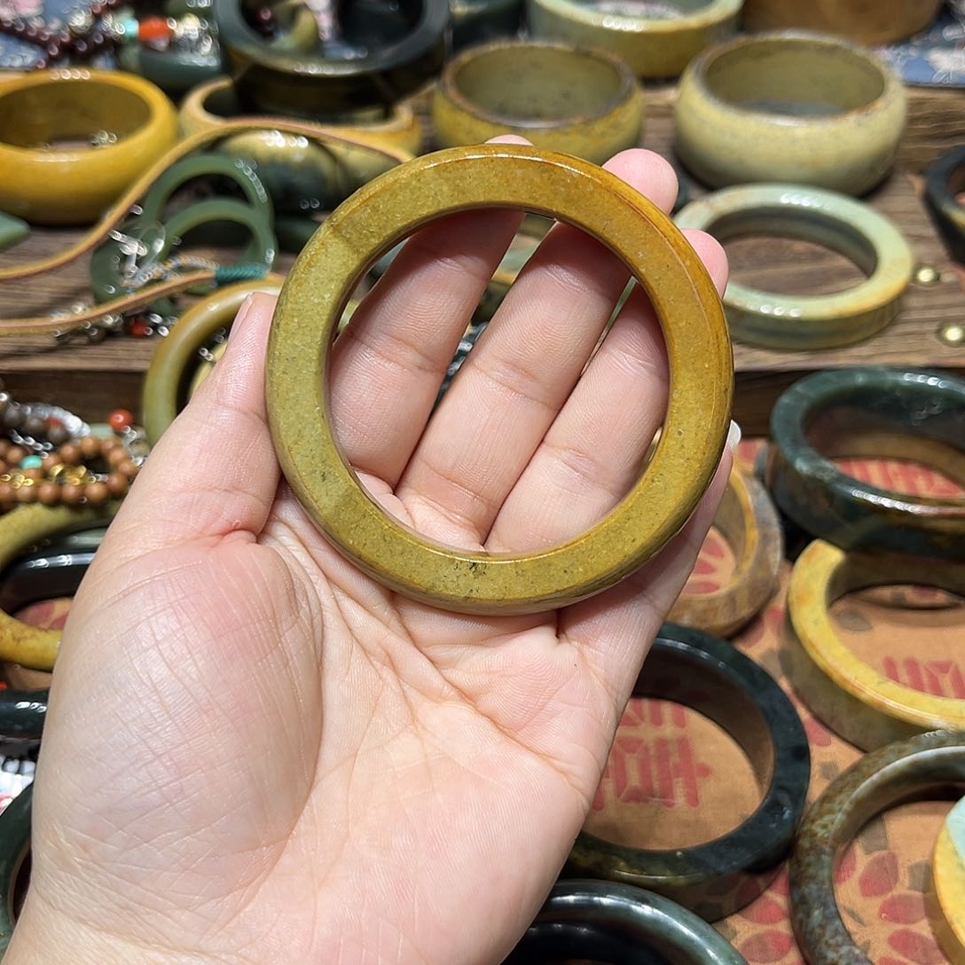岫岩河磨玉（透闪石质玉）手镯未镶嵌安****者