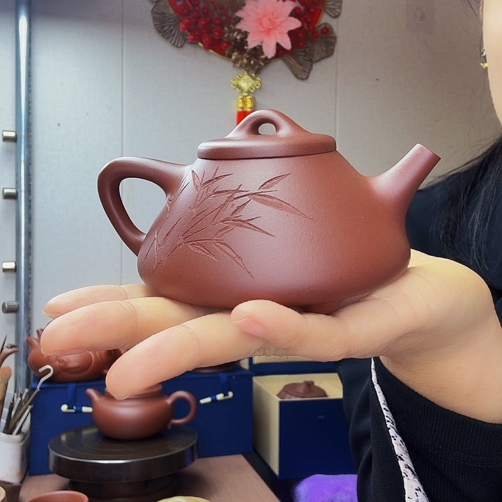 孙***紫砂茶壶子冶石瓢半手刻绘微瑕处理，180毫升，底槽清