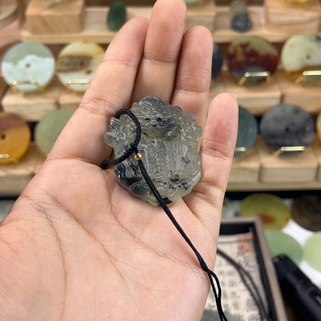 Y***o蛇纹石玉未镶嵌颈饰