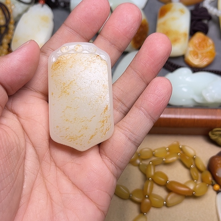 ****哥和田玉未镶嵌颈饰