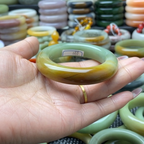 未镶嵌手镯石英岩玉